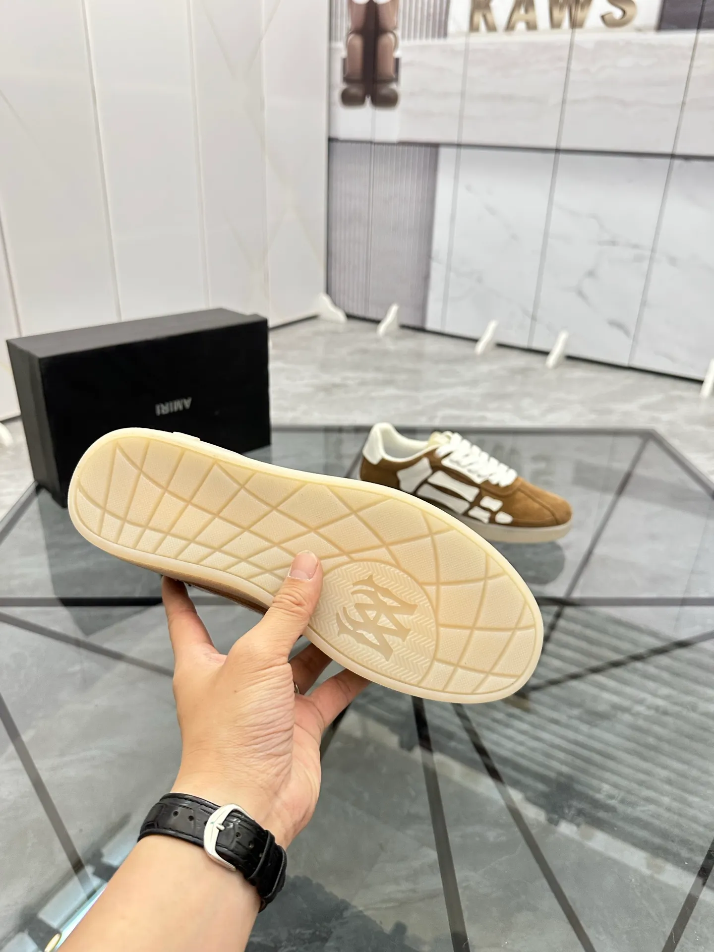 Men's shoes: 💰P420¥ Product trademark: AMIRI* "Amir*" low-top casual shoes Regular size: 38-45 (can be customized to 46) Product material: imported nubuck leather upper, breathable lining, original outsole. Number: 001